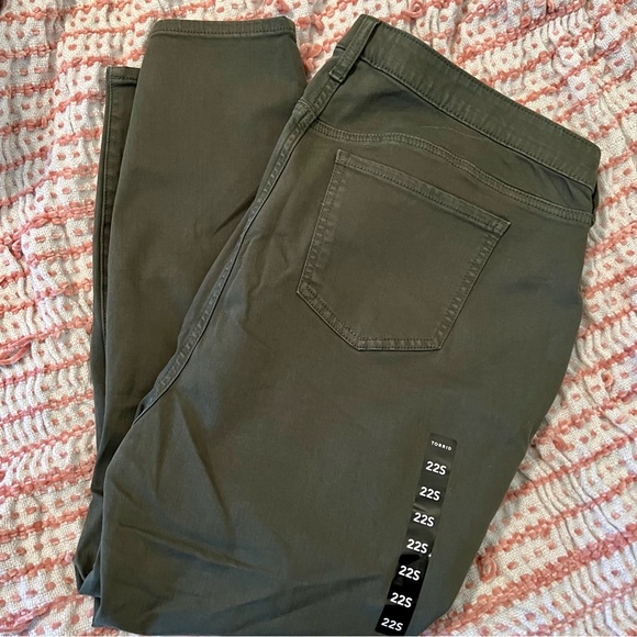 NWOT Torrid Sky High Skinny Jeans (short) - Picture 7 of 7